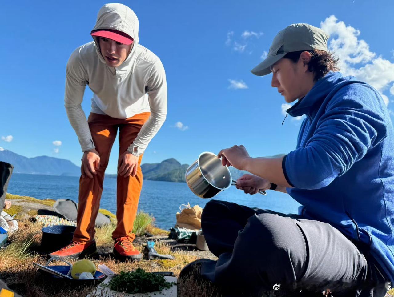 王一博《探索新境2》的攀岩搭档史瑞德又分享了新的幕后物料。蓝天白云蔚蓝海水，两