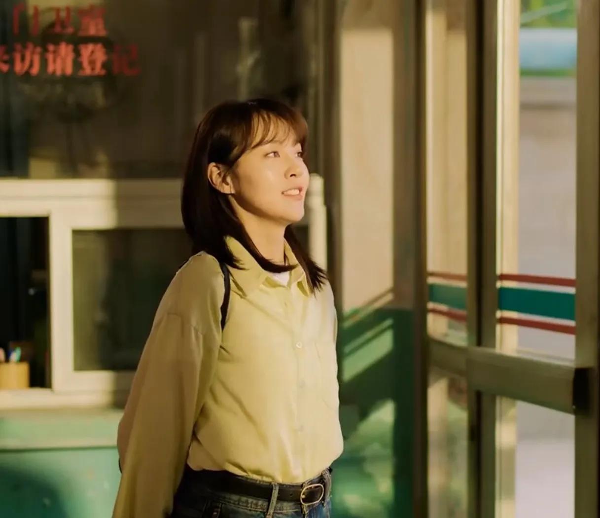 发现没？像《刑警的日子》里的方婷婷这样穿黄色衬衫，别有一番靓丽感，时尚又减龄，很