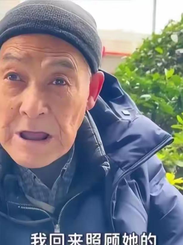 “滚回你的美国去！”2022年，一个行动不便的老人，坐着轮椅，搭乘美国航班不远万