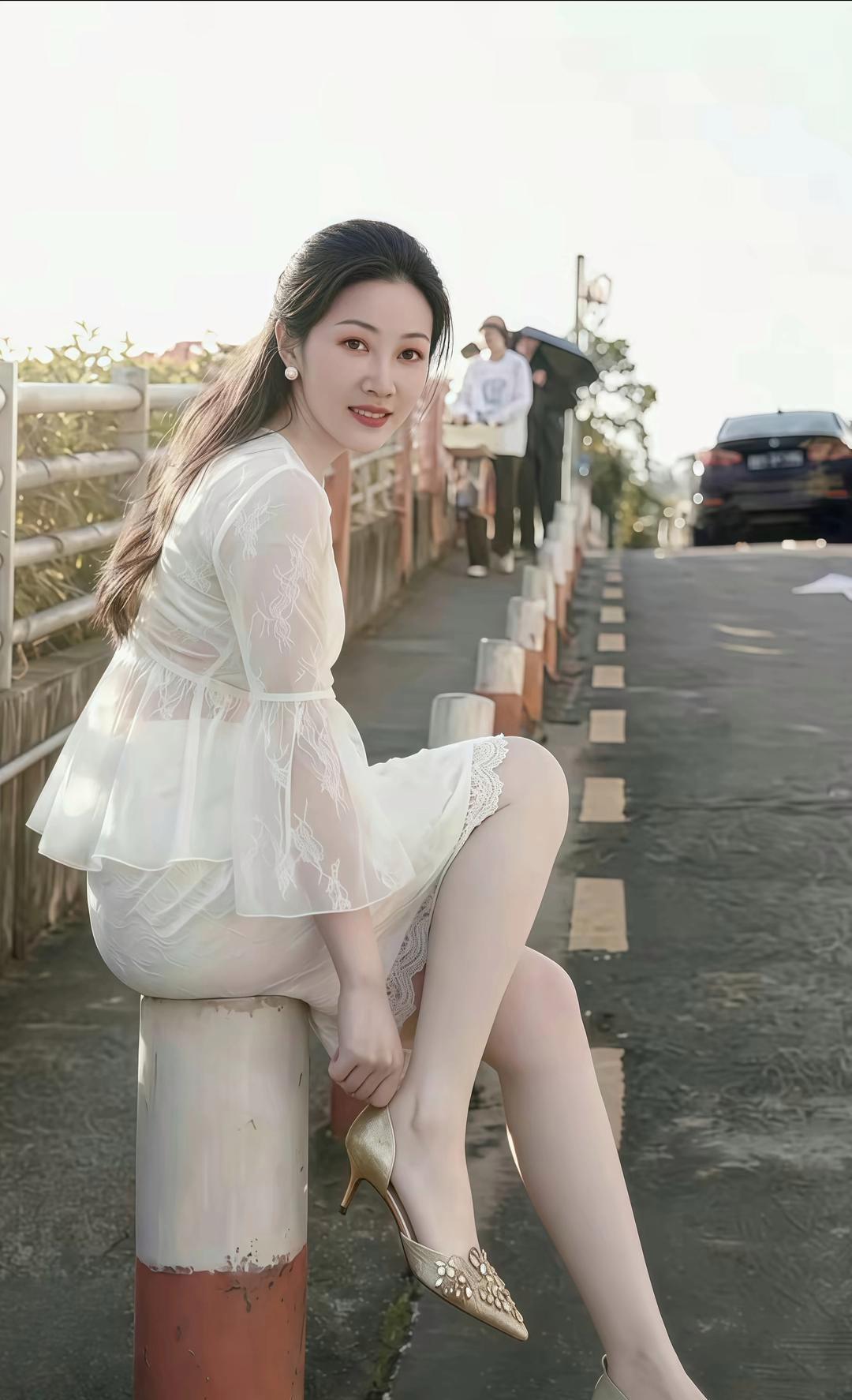 姐姐身着白色蕾丝连衣裙，宛如月光织就的仙子。半透明的袖子绣着精致花纹，荷叶边轻扬