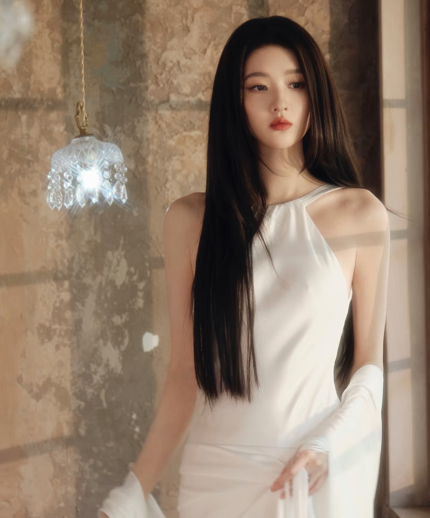 王玉雯动作指导李川老师王玉雯黑长直白色吊带裙造型一整个把我美到了，今天是御姐！