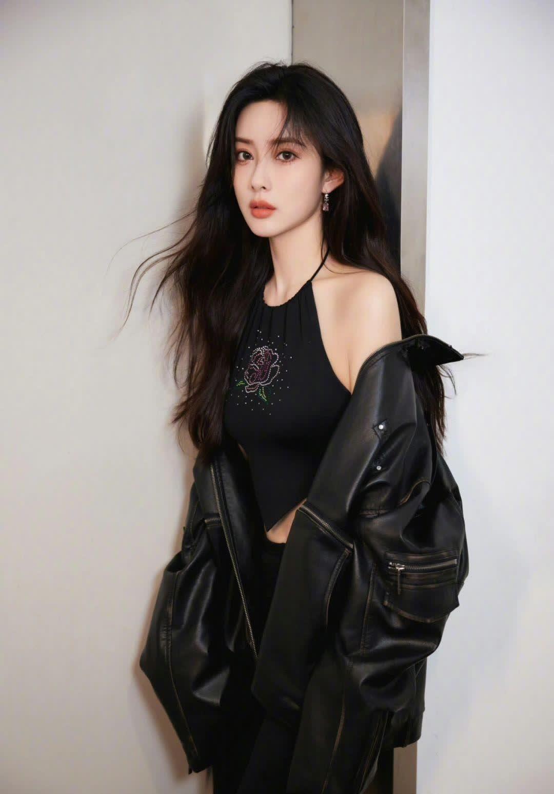 孟子义肚兜造型大胆到犯规，性感指数直接拉满​​​