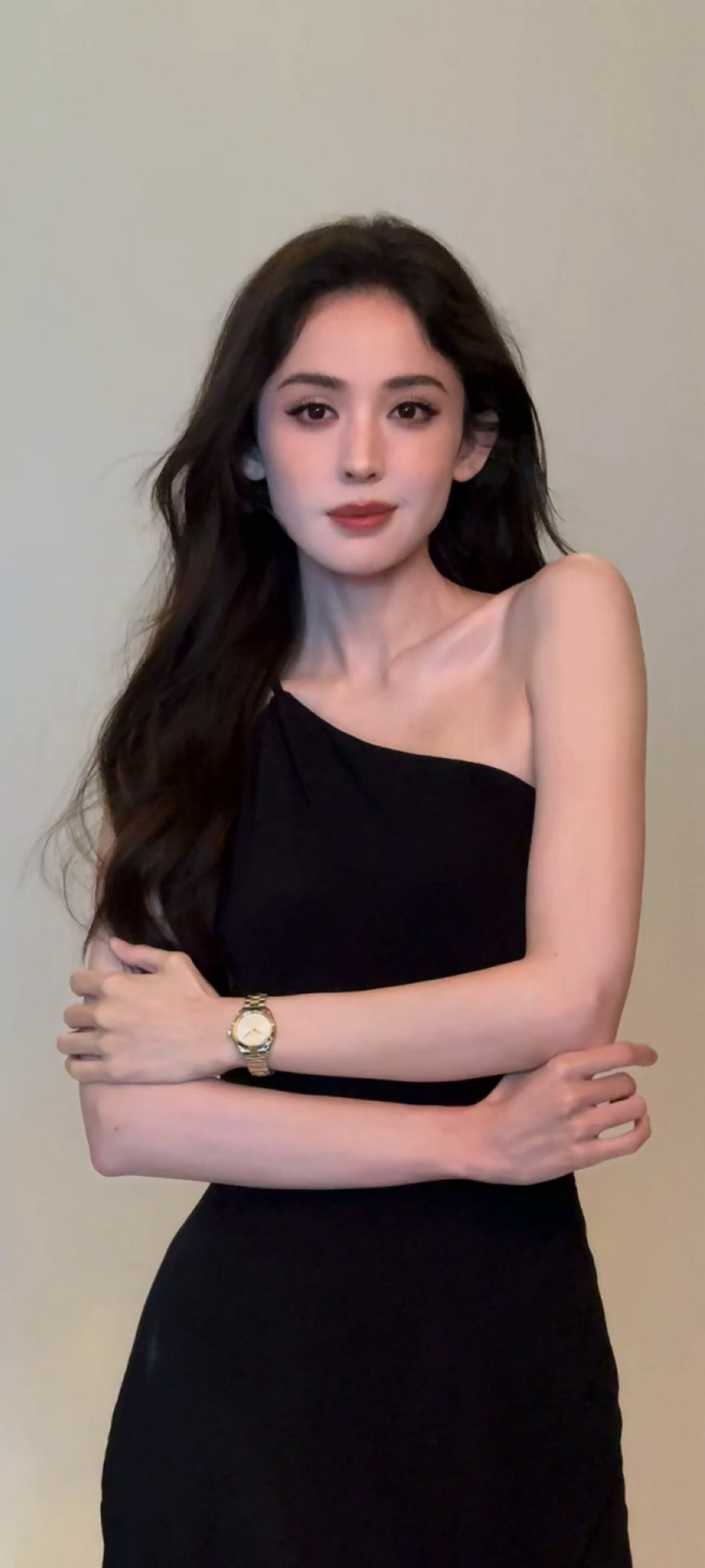 娜扎天选高干文女主，一组黑色系穿搭壁纸，明眸朱唇，优雅且温柔。娜扎