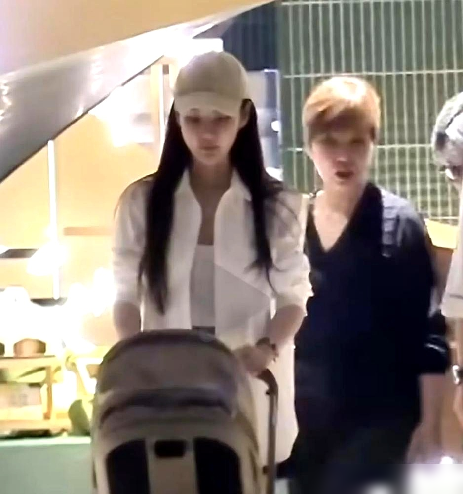 汪小菲结账，马筱梅低头喂孩子，丈母娘坐边上自己夹菜。满桌子没一个人说话，安静得有点不真实。狗仔蹲了半