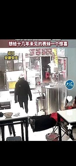 安徽安庆一家面馆，老板娘正埋头给客人下面，店门一推，进来一个女人。粉色棒球帽，