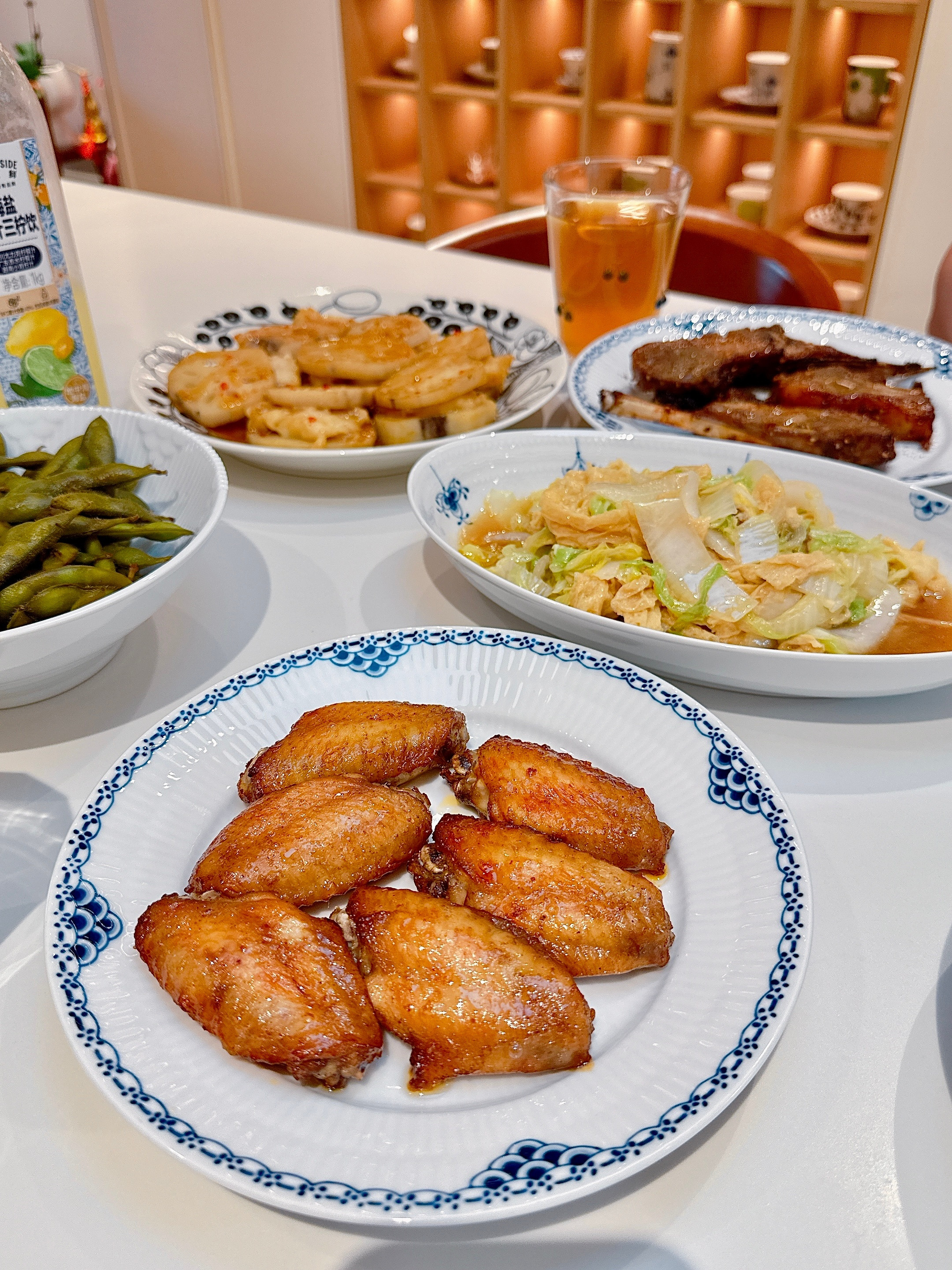 烤羊排青花椒蜜汁鸡翅腐竹焖白菜毛豆墨鱼滑藕夹熟醉虾和花螺喜欢这样的下雨天在家安静