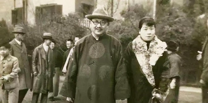 1914年，宋霭玲与孔祥熙完婚。新婚之夜，一伙儿人来闹洞房，有人一把扯下她的腰带