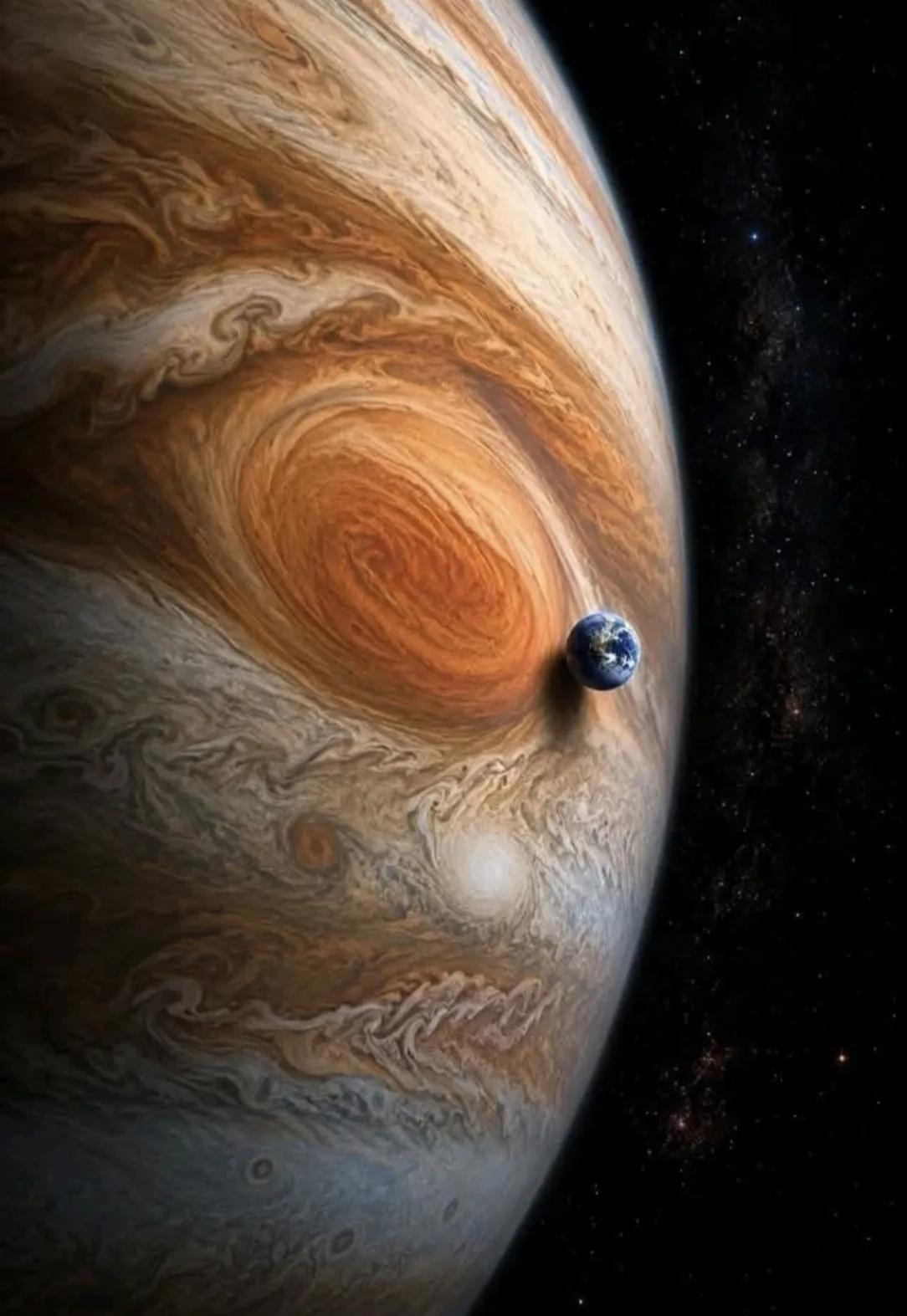 这是木星和地球的对比图，很难想象木星的面积，是不是一个人开车绕木星一圈还没走完就