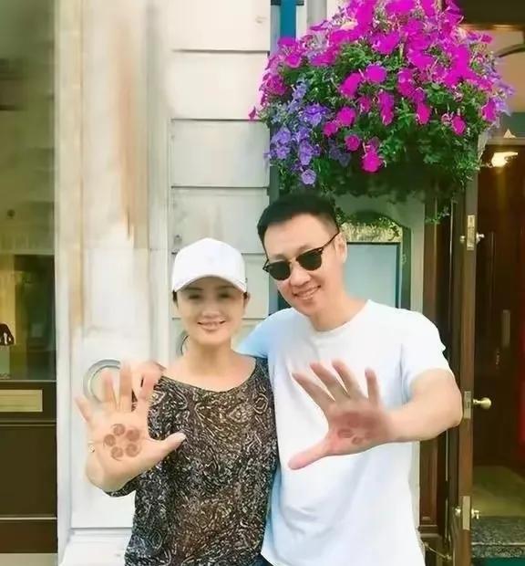 娱乐圈中低调夫妻，越看越有夫妻相。陆毅夫妻好恩爱的一对夫妻，陆毅多帅气的演员啊
