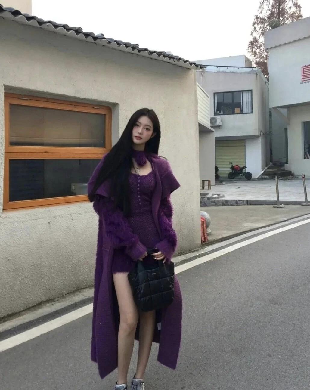 💜一身紫调针织裙装裹住松弛感，在白墙灰瓦的小巷里，把清冷氛围和随性步调都穿在