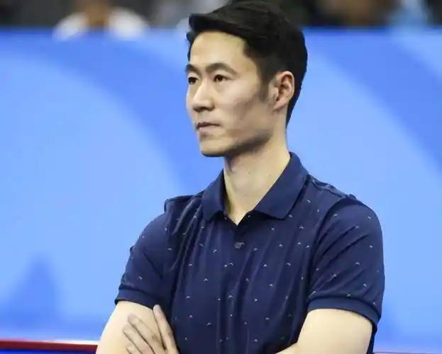 当樊振東远走德国联赛、陈梦长期缺席国际赛场，手握国乒帅印的王励勤看着训练馆里连削