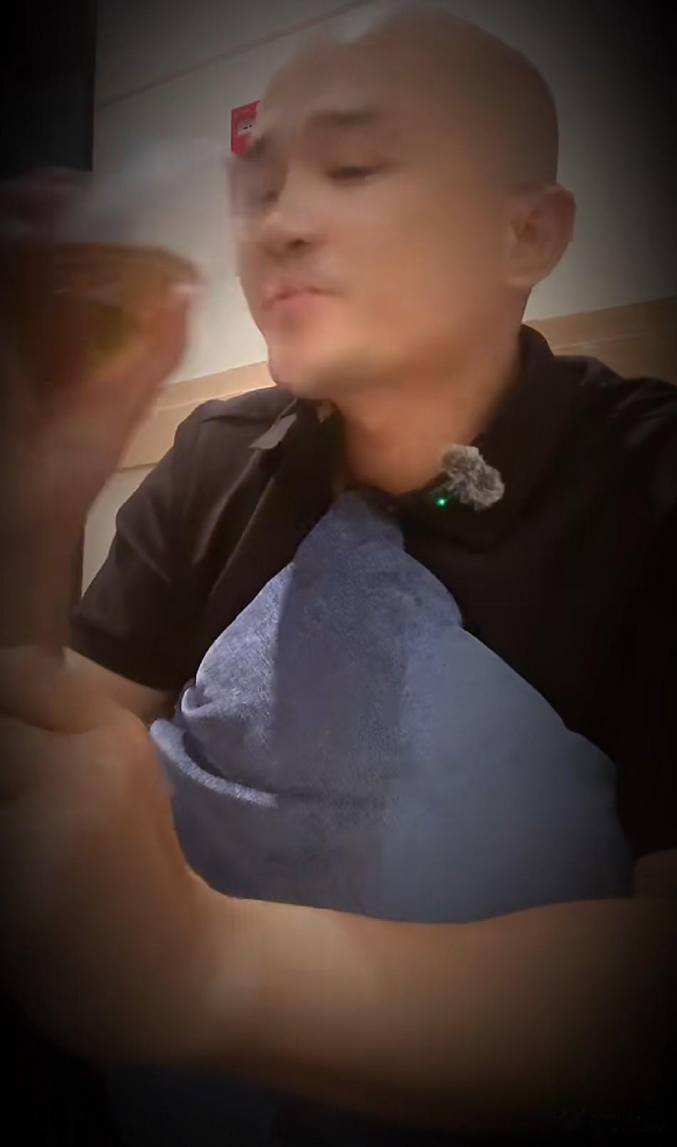 昨天刘晓庆前男友古柯直播到很晚，人气最多7～8百人，对于起诉刘晓庆索赔504万一