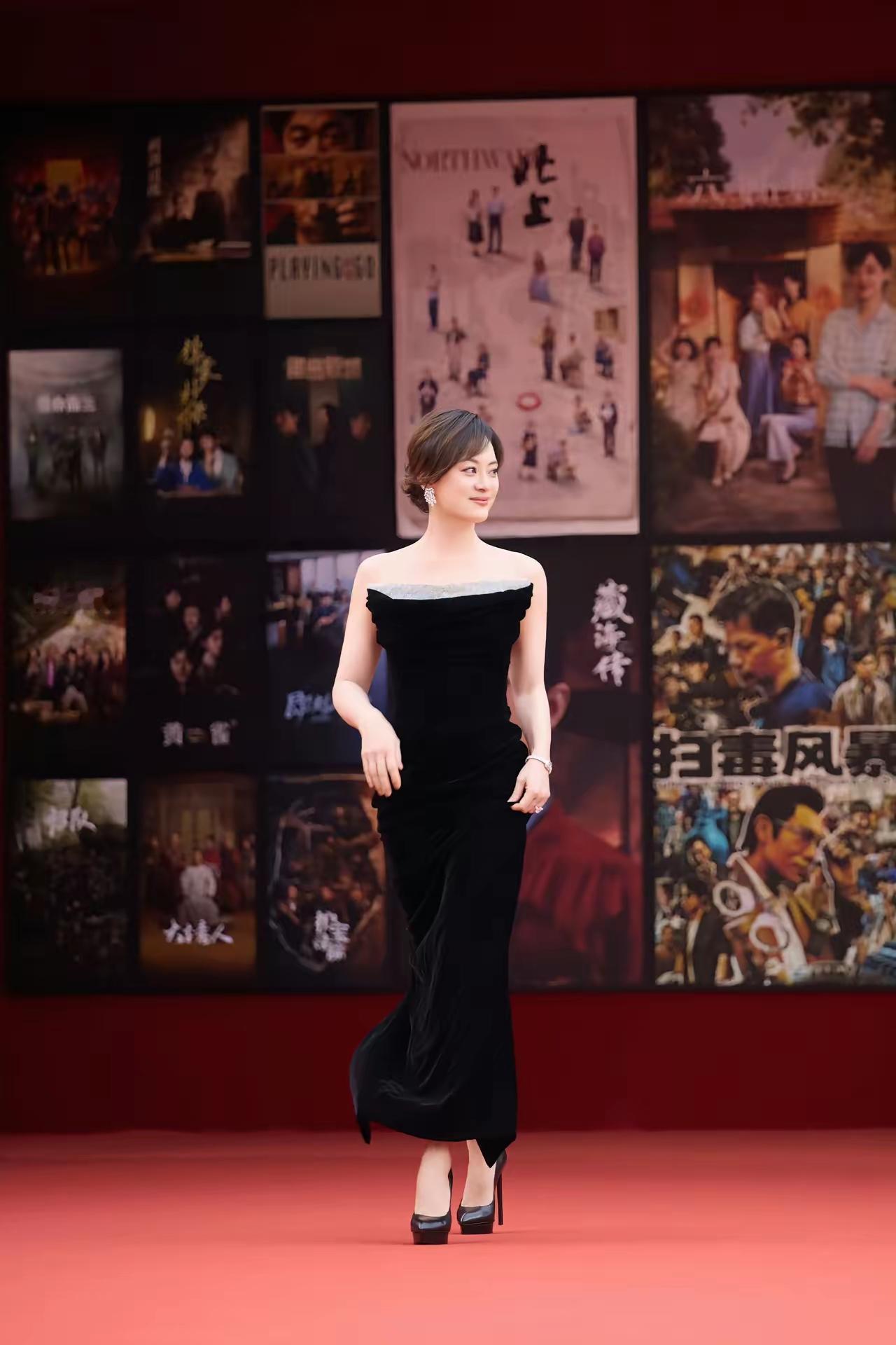 孙俪惊艳亮相年度盛典红毯一袭简约吊带修身黑裙展显凹凸有致的身材！利落剪裁勾勒出