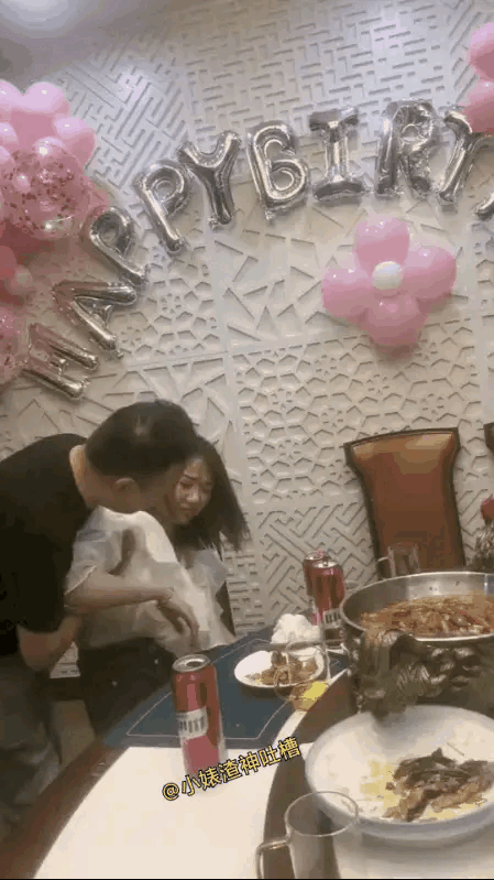 这么漂亮的美女，喝醉了的确没有话语权。起身都需要人搀扶。