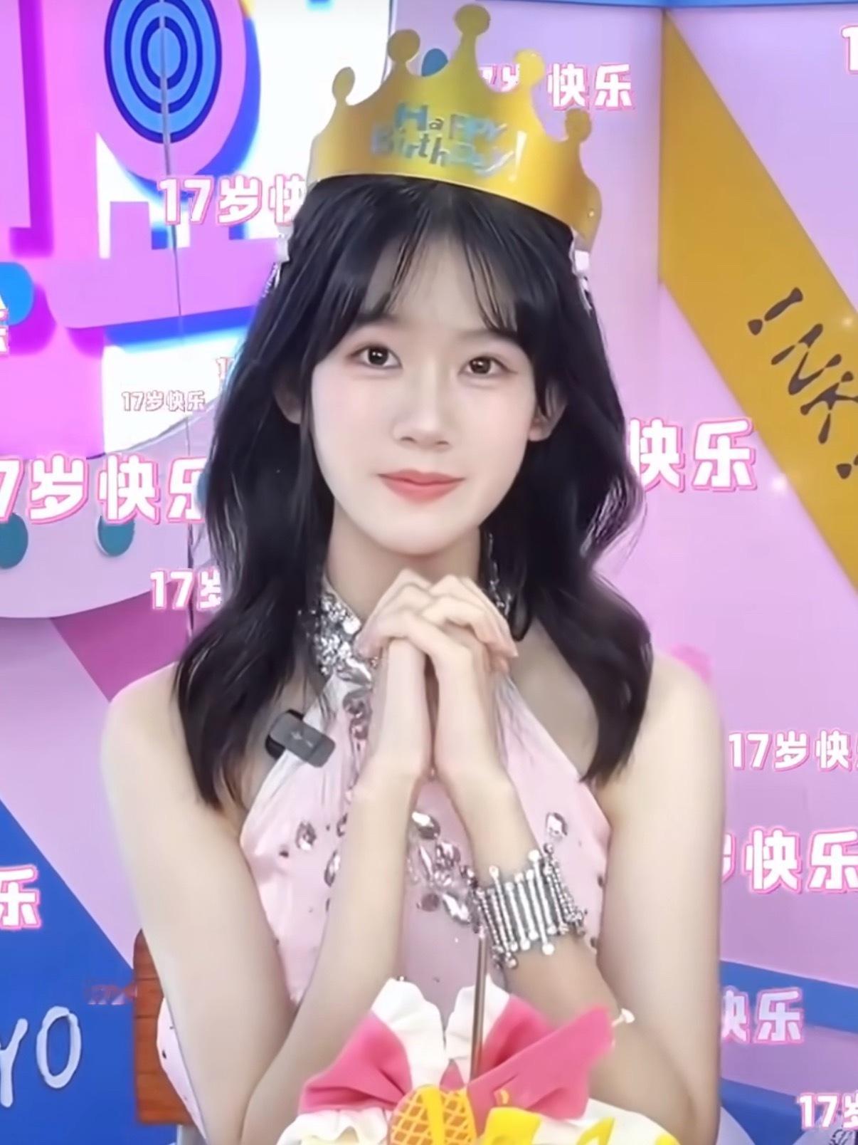 陆毅鲍蕾晒贝儿17岁生日视频贝儿从小美到大，好标致的小美女呀