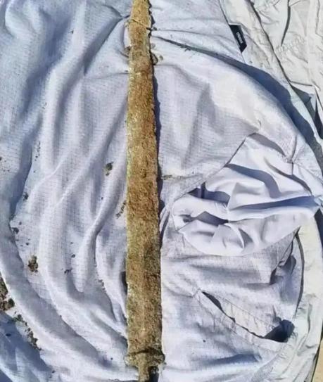 “简直赚翻了！”12月11日，安徽六安，一男子在泥里挖泥鳅时，突然碰到了坚硬的东