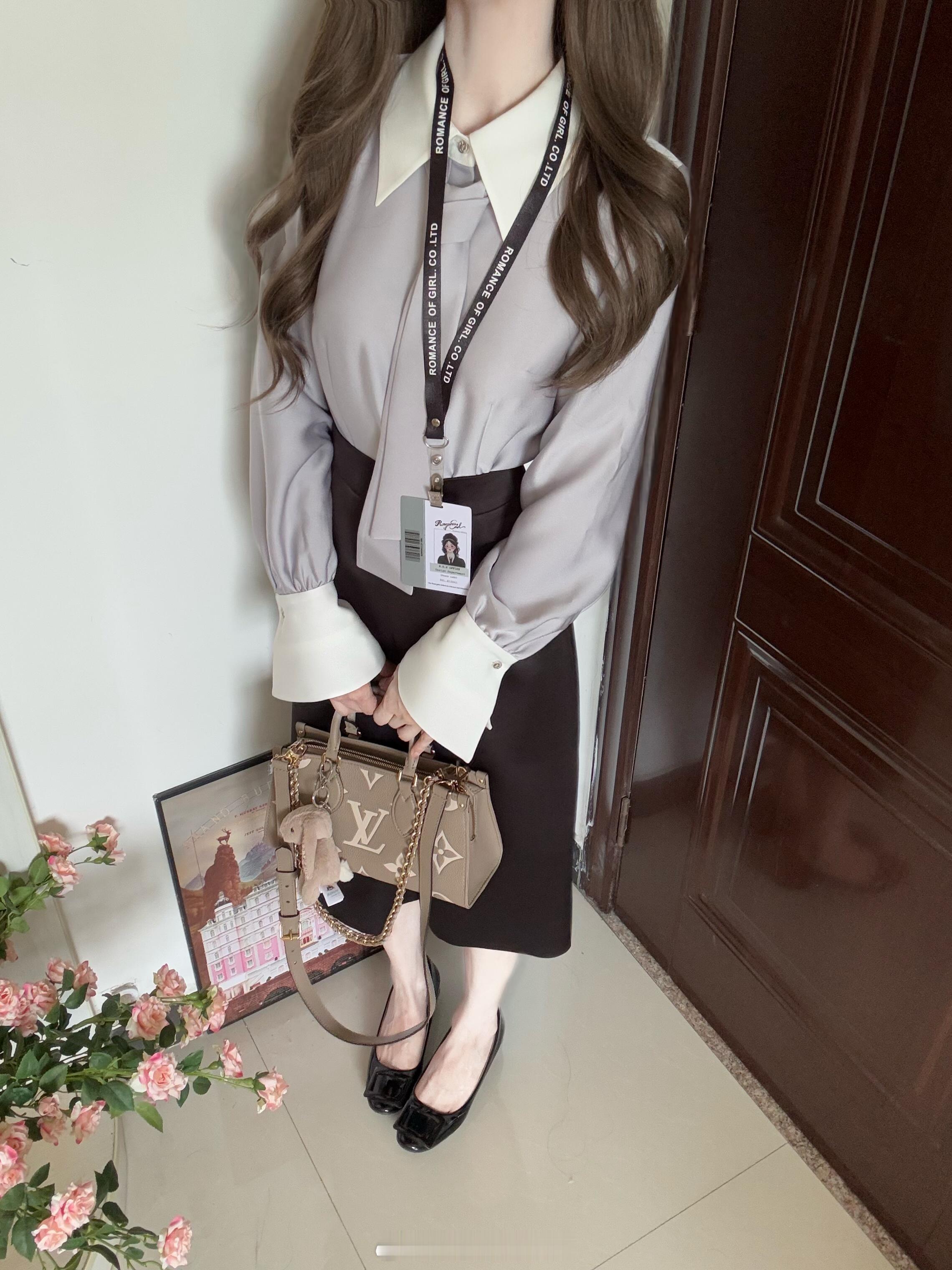 想象中穿职业装去上班的样子日常职场高智感撞色衬衫+小黑裙。不愧是明星设计师品牌