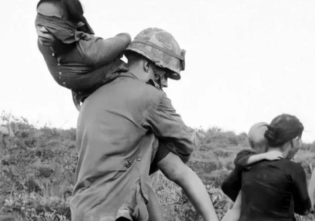 1959年，一名美国士兵，俘虏了一名美丽的越南女士兵，那名女士兵突然脱下了自己的