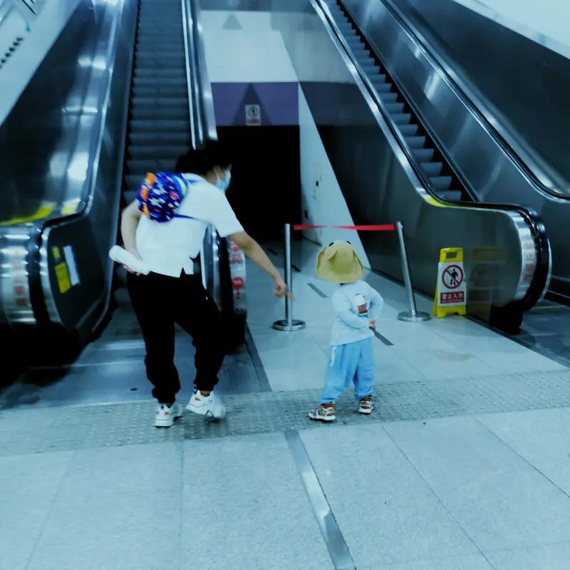 寒假就“做”三件事一，做有温度的陪伴放下手机，陪孩子贴春联、剪窗花，围炉