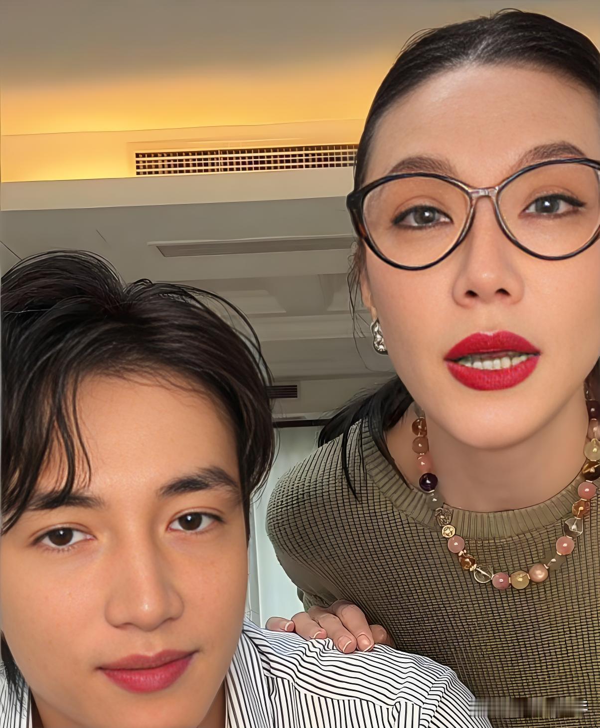 谁能想到，和萧亚轩分手5年，前男友黄皓和亚裔邻居结婚，3年抱两胎，男方忍不住分享