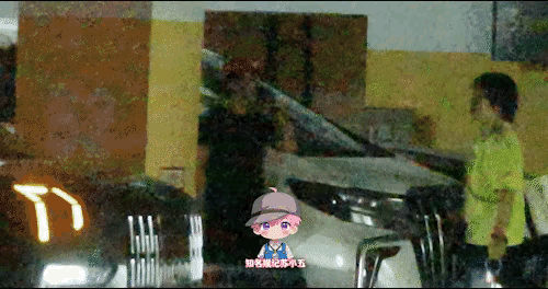 贾玲久违现身，从健身房离开，头戴棒球帽，身材匀称，下颌线清晰，不仅维持住了，而且