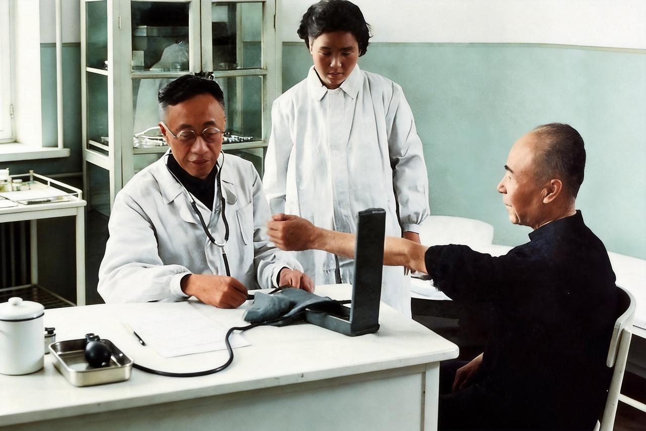 这是穿着白大褂的溥仪给病人看病。许多人只知道溥仪不是合格的皇帝，认为他一无是处，