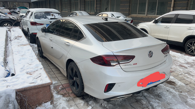 君威23款GS新车不到一个月送了一血单位停车场车太多了，每次停车都提心吊胆的，