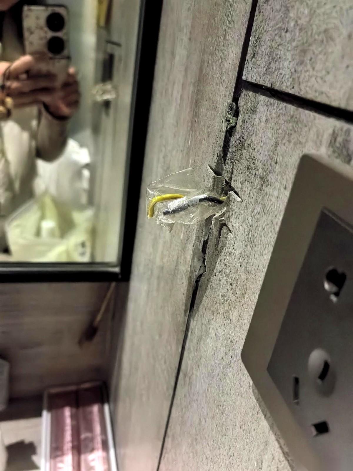 刚把烧水壶插上，整个房间“啪”地一下，全黑了。福建建瓯，苏曼世纪大酒店。我和一