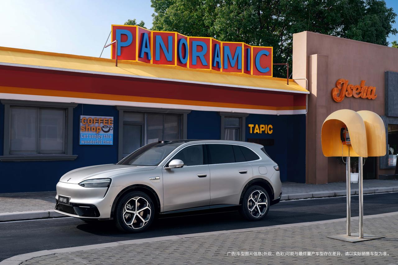 问界M6展车到店就被抢着体验，门店人气直接爆棚～前排双零重力座椅堪称悦己天花板，