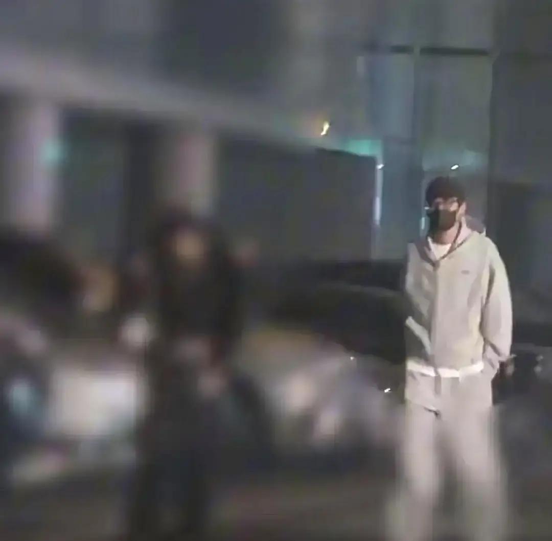 热搜第一居然是“杨旭文酒店过夜”？点进去一看，粉丝全在装瞎，齐刷刷喊：哥，别谈恋