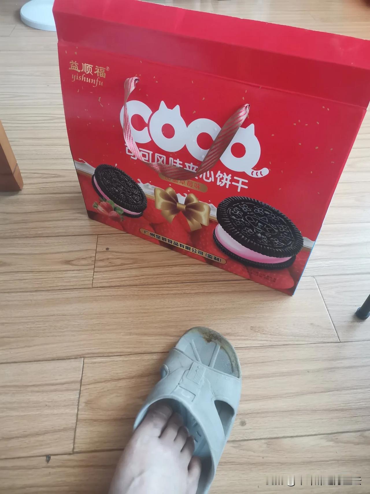 端午节准备给母亲带点礼盒。把家里几个礼盒掂量一下，发现这个夹心饼干礼盒非常轻，