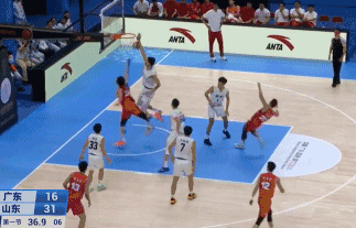 一人顶一队！管子煜单节5记三分15分，山东34-16领先广东北京时间11月20