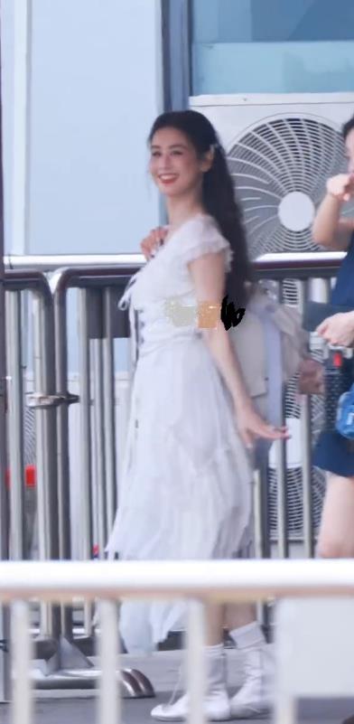 今天黄圣依在长沙出席时尚活动，她这次搭配了一件白色的纱裙，看上去很有飘逸之美。