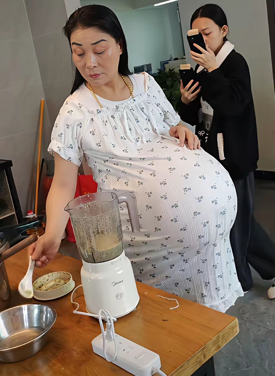 第一次见肚子这么大的孕妇，这得几胞胎啊？这么大肚子还自己一个人做饭做家务。​​
