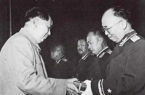 意外发现，二人共事整36年，正式公开的合影，仅这一张！政委楷模，或者