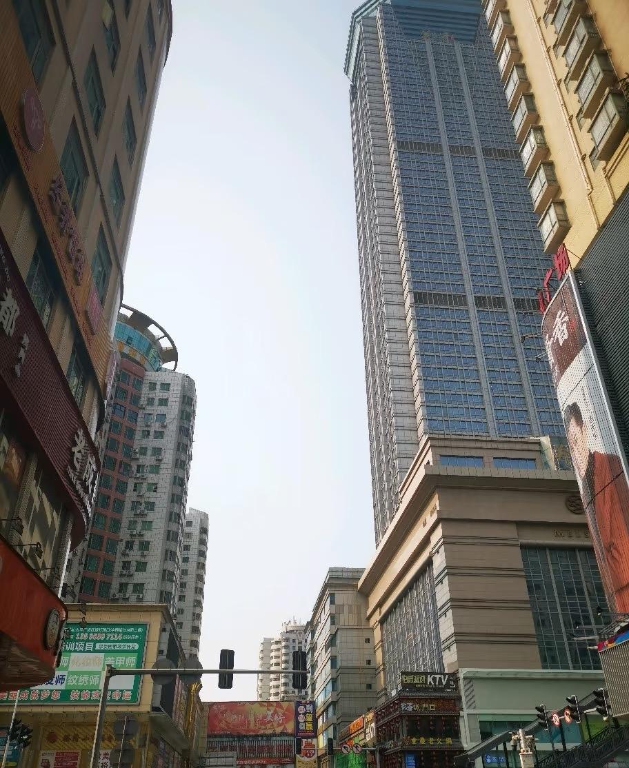 虎门虽然是镇，却很现代，珠三角真的很发达虎门的行政级别就是个镇，但城市规模和地