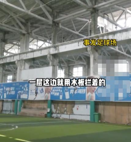 飞来横祸！河南郑州，一男子在机动车检测站审车，一个足球飞来精准命中了他的后脑勺，
