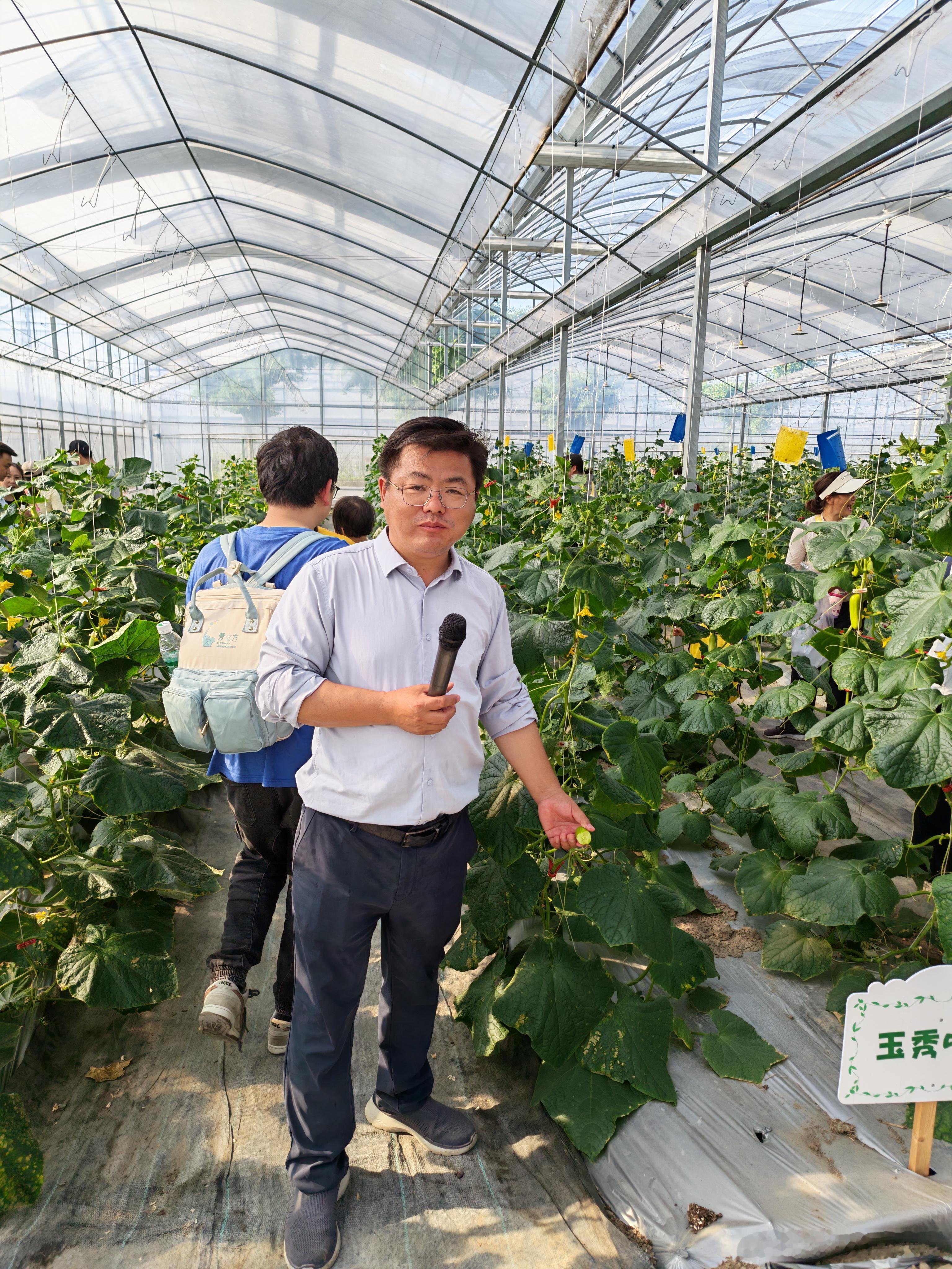 在这片绿意盎然的农场，随手一拍都是自然的馈赠，瓜果飘香，笑颜如花，生活的美好就藏