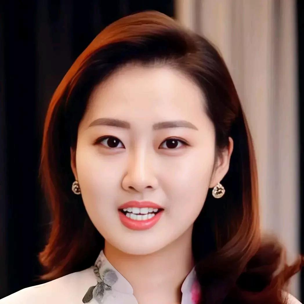 优雅气质女孩，温柔微笑，精致妆容，自信美丽！少女感微笑女孩温婉大方的美女精致