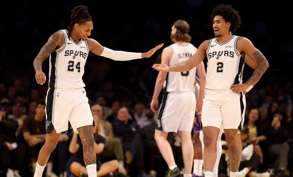 虽然瓦塞尔得分不多，下快攻不传球，就是感觉在场上很厉害的感觉，防守卖力，关键时刻