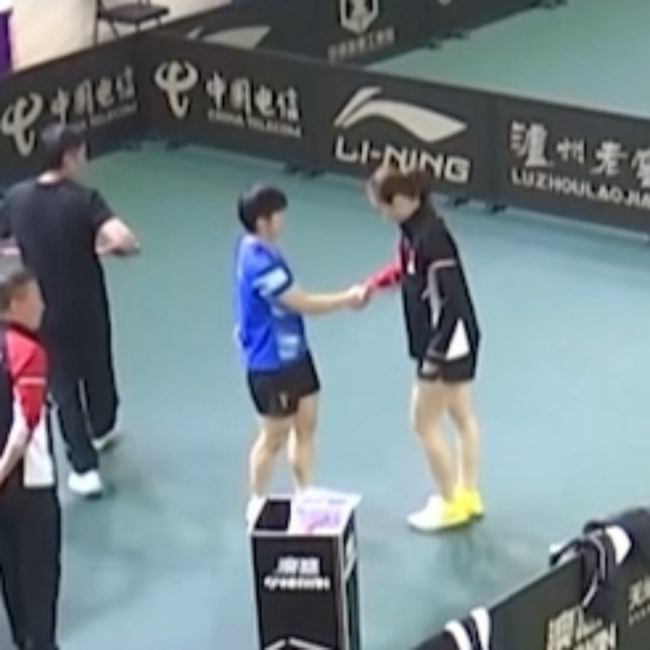 咋握手都这么可爱