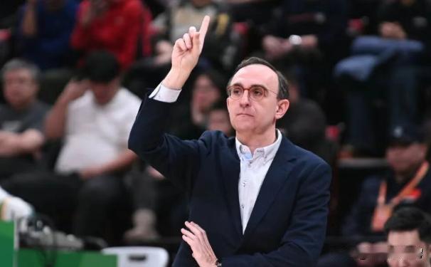 乌戈昨晚最后画的战术简直是惊为天人，不能说这个想法在世界篮坛独一无二，但起码在C