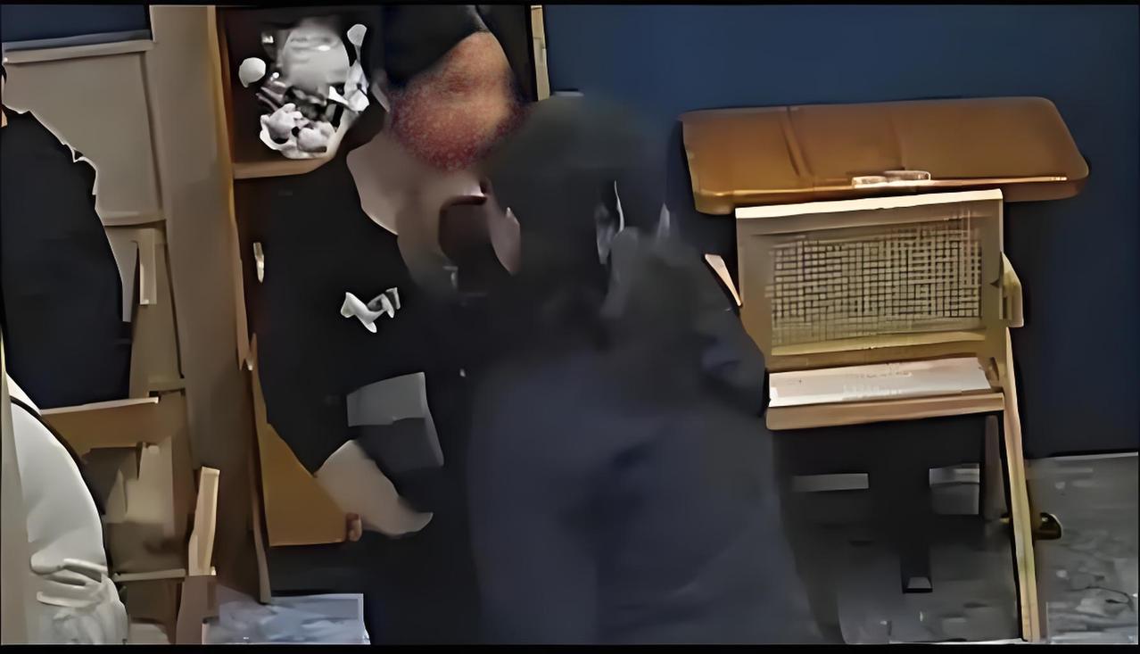 深圳，“在我老家，我就砸死你。”一女子，带着自己妈妈到深圳旅游，在一家饭馆里吃饭