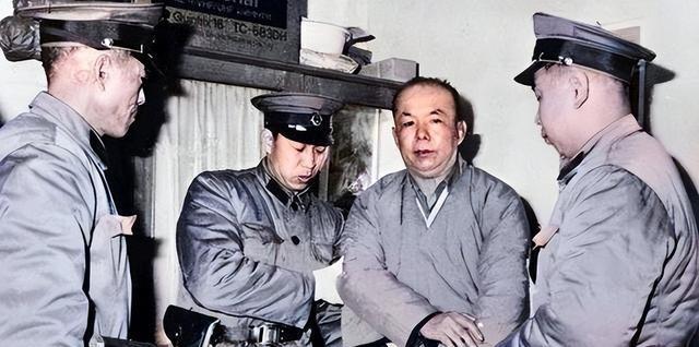 1983年2月，北京宣武区大耳胡同，一位老者家中荧屏闪烁，突遭警方突击搜查，当场