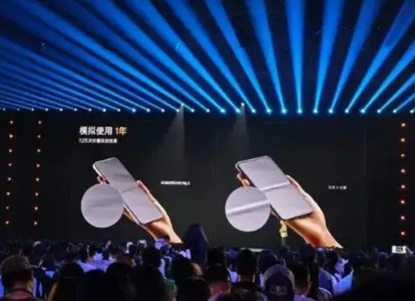 卢伟冰的一番操作，让人不禁想起多年前王自如与罗永浩的那场辩论。比较手机折痕没