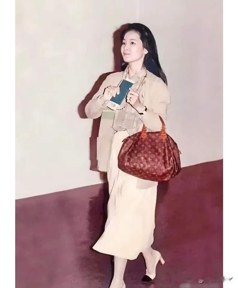 这是一代歌后邓丽君在机场贵宾走廊匆匆赶飞机时的一张老照片，拍摄于上世纪80年代初