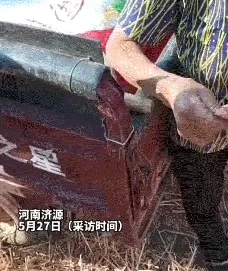 暖心！河南济源，一农机手开着收割机为大爷大娘夫妻收麦子，但因收成完后，农机手发现