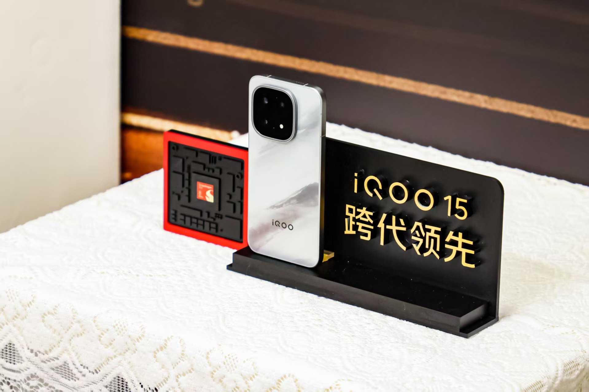 现场直击！竞燃之夜明星嘉宾人手一台的iQOO15，自拍合照竟然全员无死角！前置