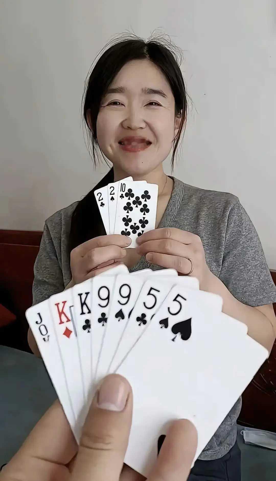 下面的先出，好像怎么出都赢不了。