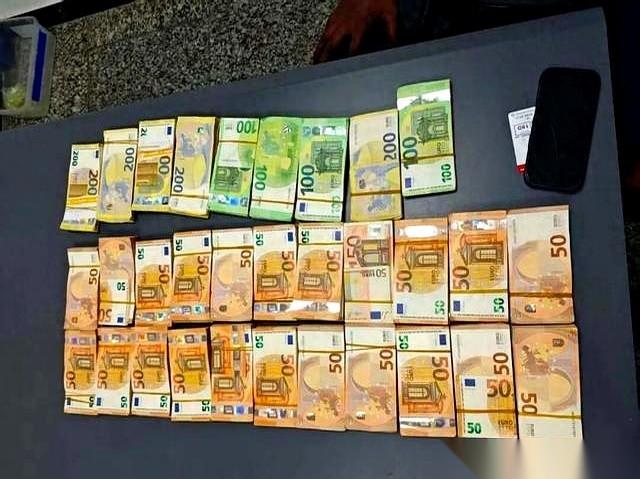 一百八十六万。现金。就那么成捆成捆地，塞在一个双肩包里，被人从国外背了回来。